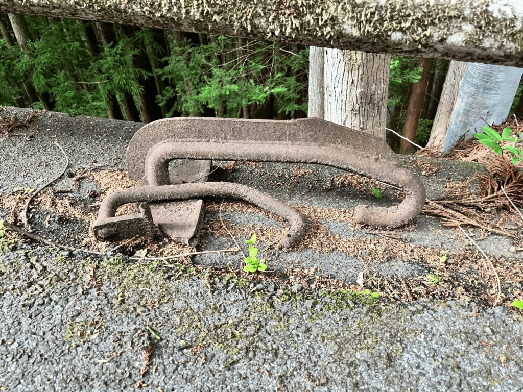 道端に転がる、正体不明の「謎の錆びた鉄くず」