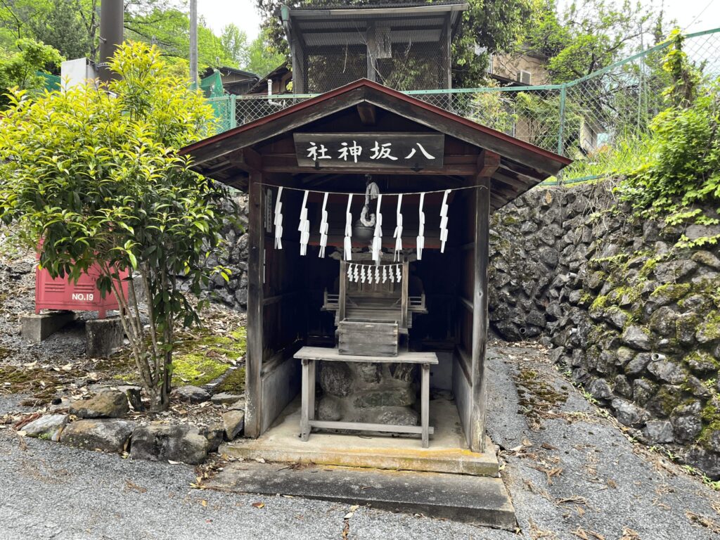 坂をあがった先にある八坂神社の祠(秩父市)