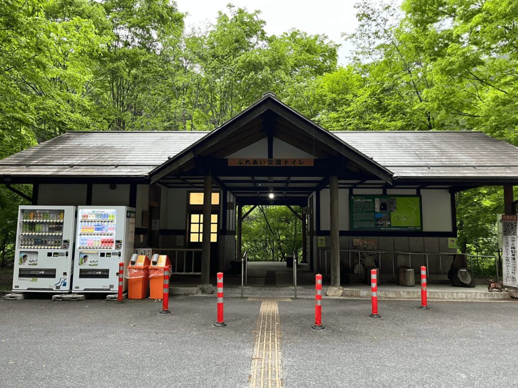 新緑に佇む、大達原ふれあい交流トイレ(秩父市)