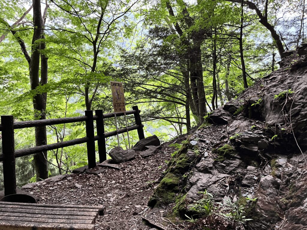 洞窟を抜けた右側の風景