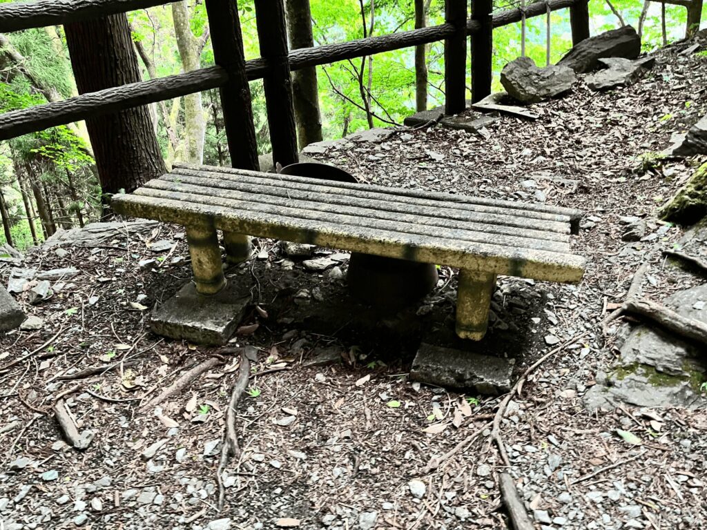 過去使われていたであろう煤けたベンチ