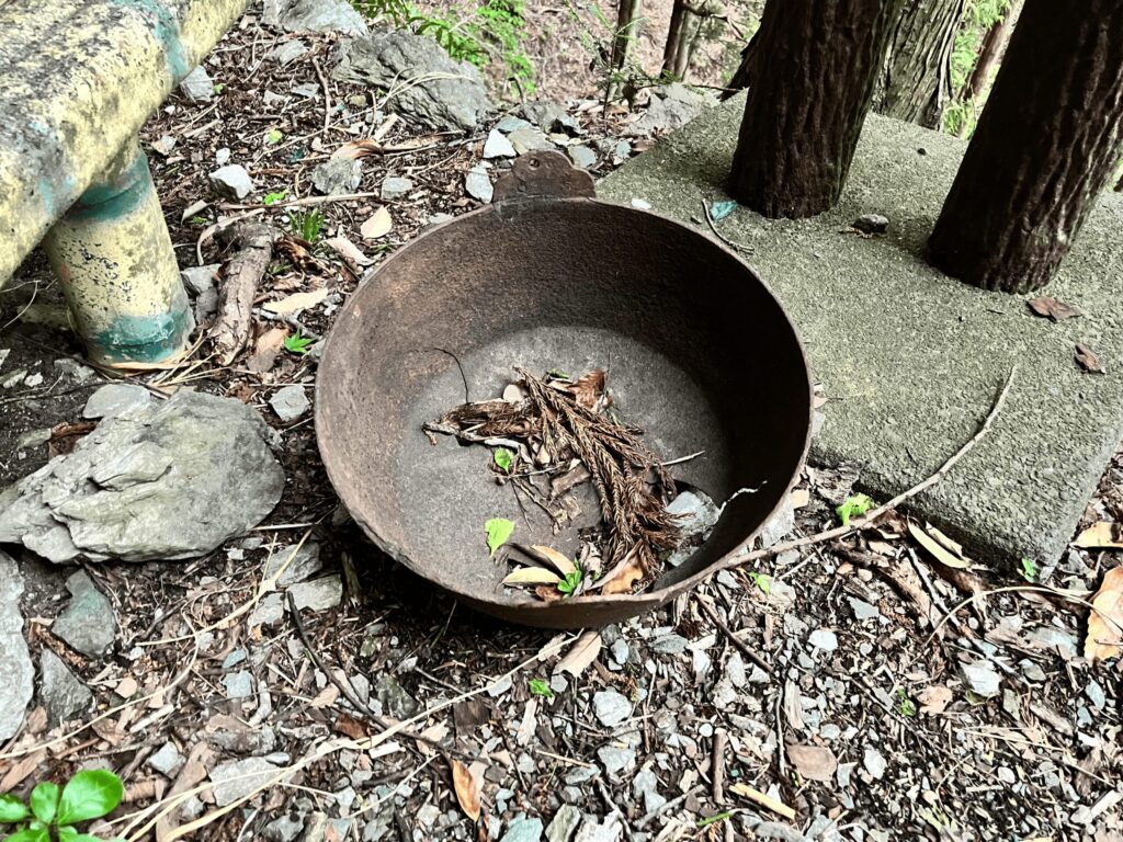 放置された鍋の遺物