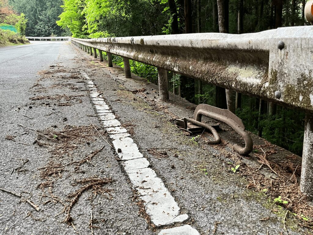 道端に転がるナゾの鉄物体(秩父市)